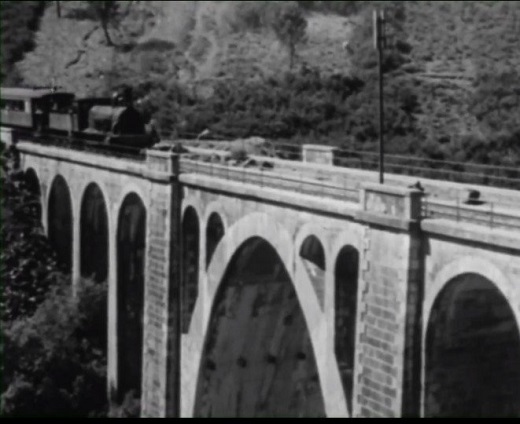 Un tren en el viaducto del Tambre (de 93 metros), cerca de la estación de Oroso.
